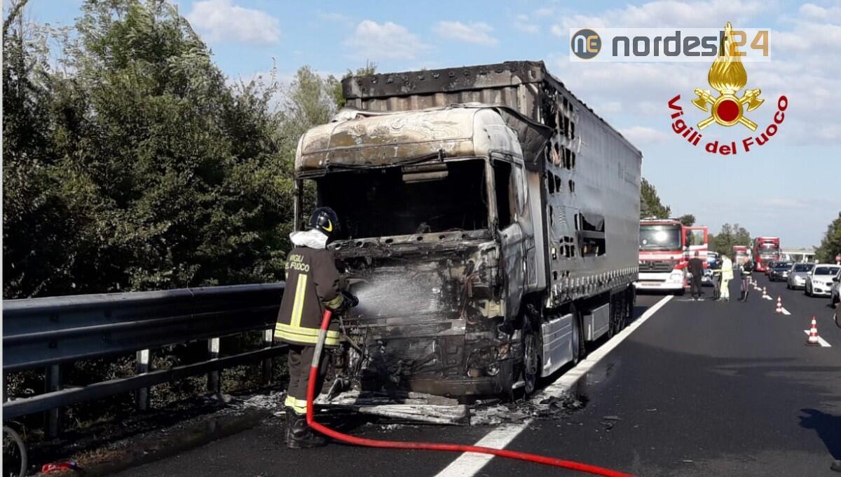 Incendio di un Tir in A4 tra Portogruaro e San Stino di Livenza - 