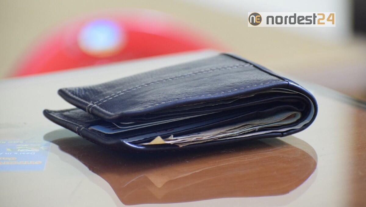 Trova un portafoglio con 4mila euro in contanti e lo consegna alla Polizia - 