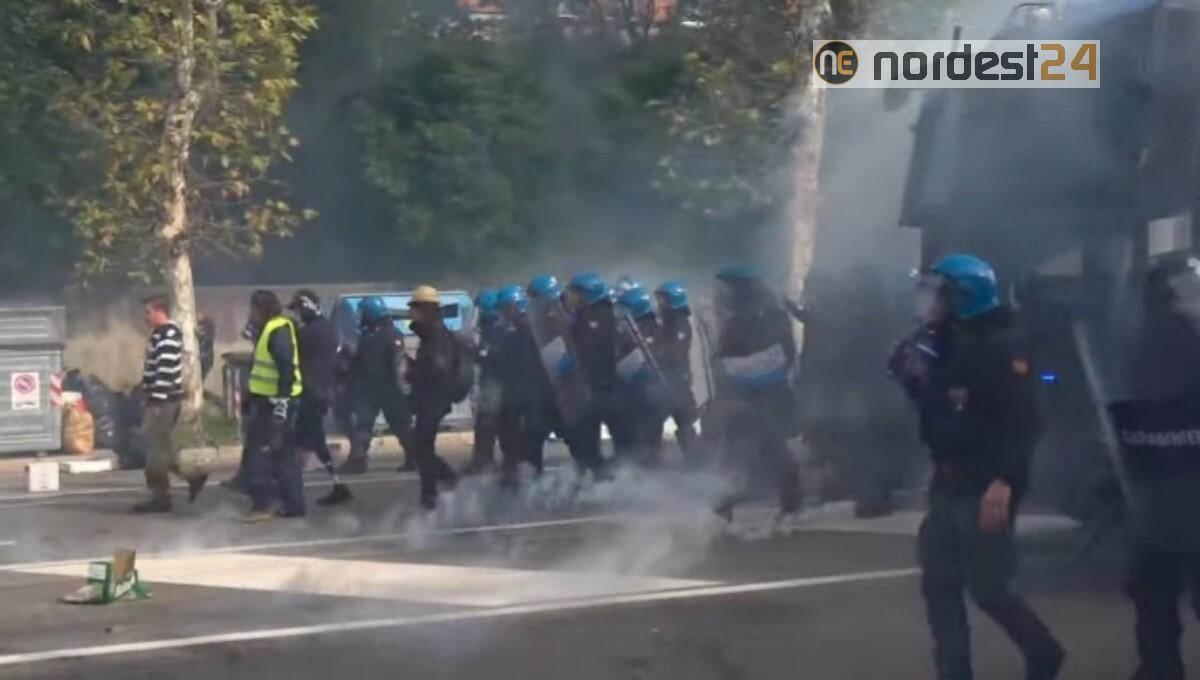 Trieste, la polizia lancia lacrimogeni sui manifestanti - 