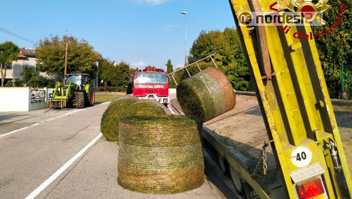 Rimorchio con rotoballe si stacca dal trattore e finisce contro il muro di un'abitazione - 