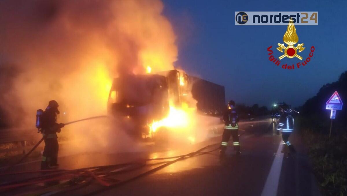 Incendio di un autoarticolato che trasportava lingotti d’acciaio - 