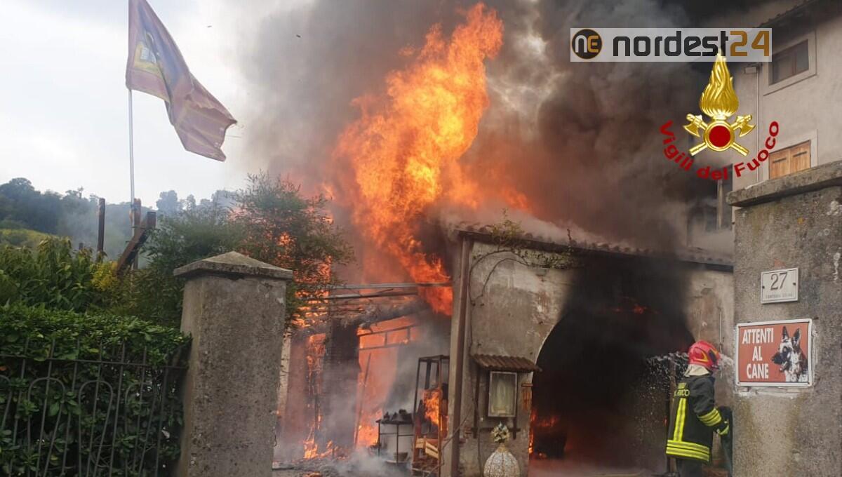 Incendio di una casa di contrada: una donna intossicata - 