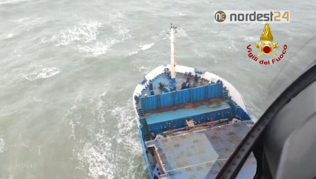 Soccorsi due marinai feriti sulla nave al largo di Chioggia - 