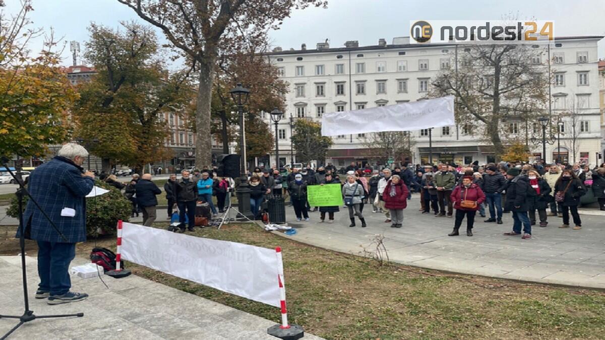 Green pass, proteste a Trieste: "Il Covid è una scusa per fare altre cose" - 