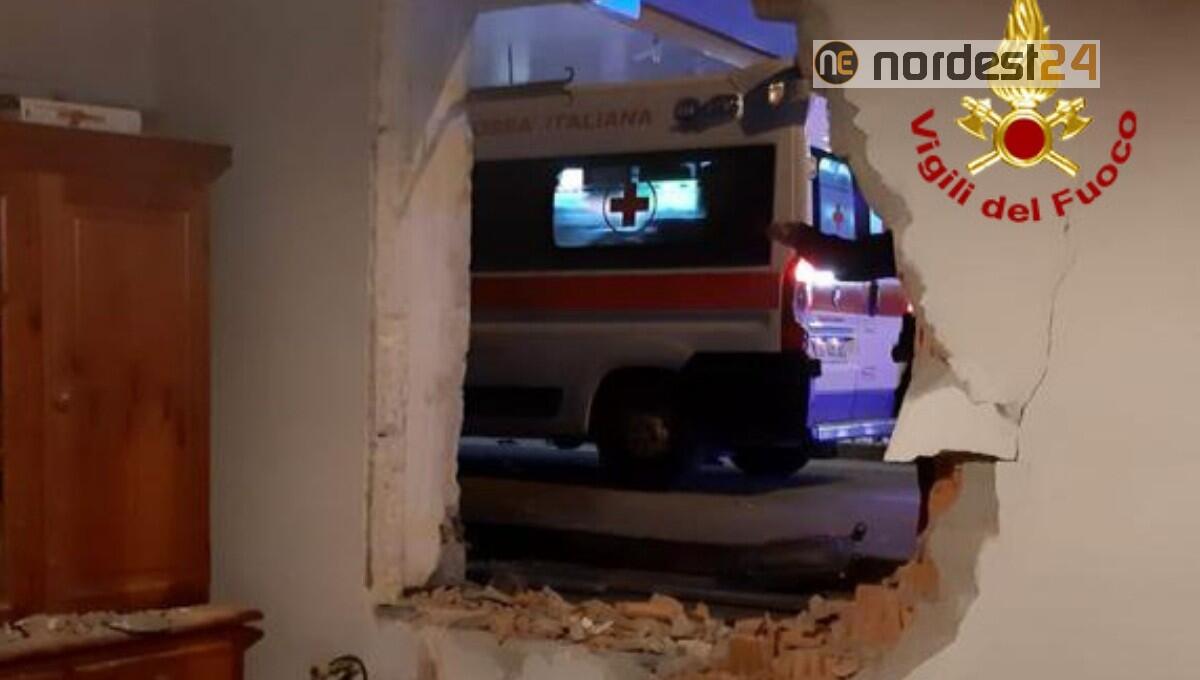 Sbanda e finisce con l'auto contro una casa: ferito gravemente - 