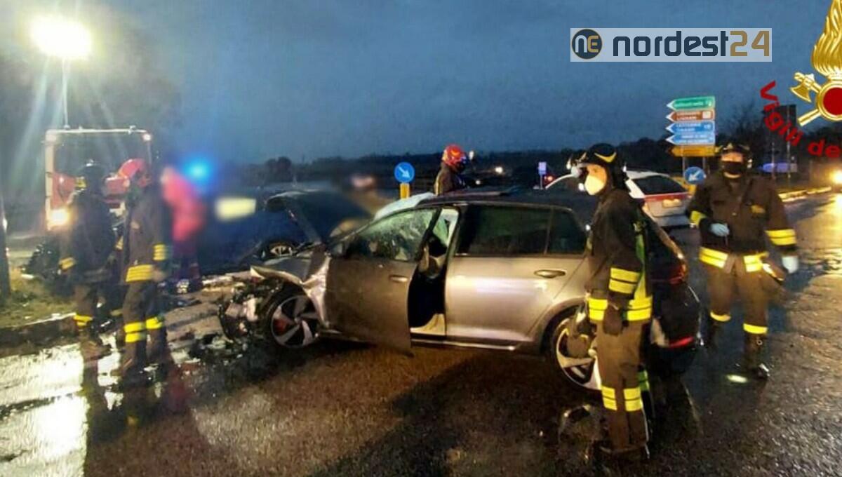 Scontro tra 2 auto sulla SP95 Ferrata: tre feriti, uno è grave - 