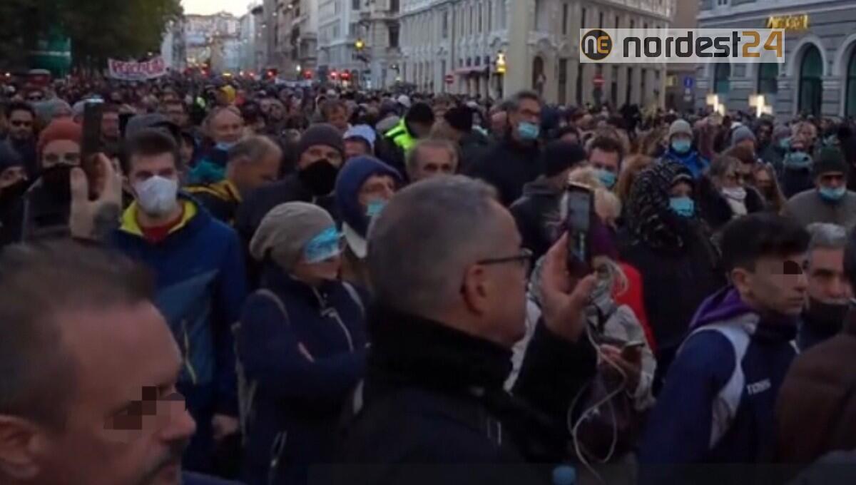 No Green pass, nuovo sabato di proteste: in migliaia a Trieste - 