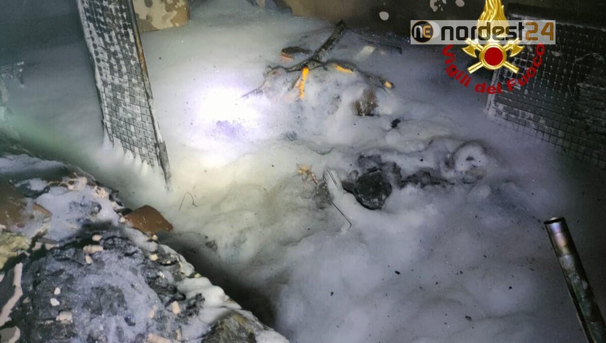 Incendio nel retrobottega di un negozio caccia e pesca: nessun ferito - 