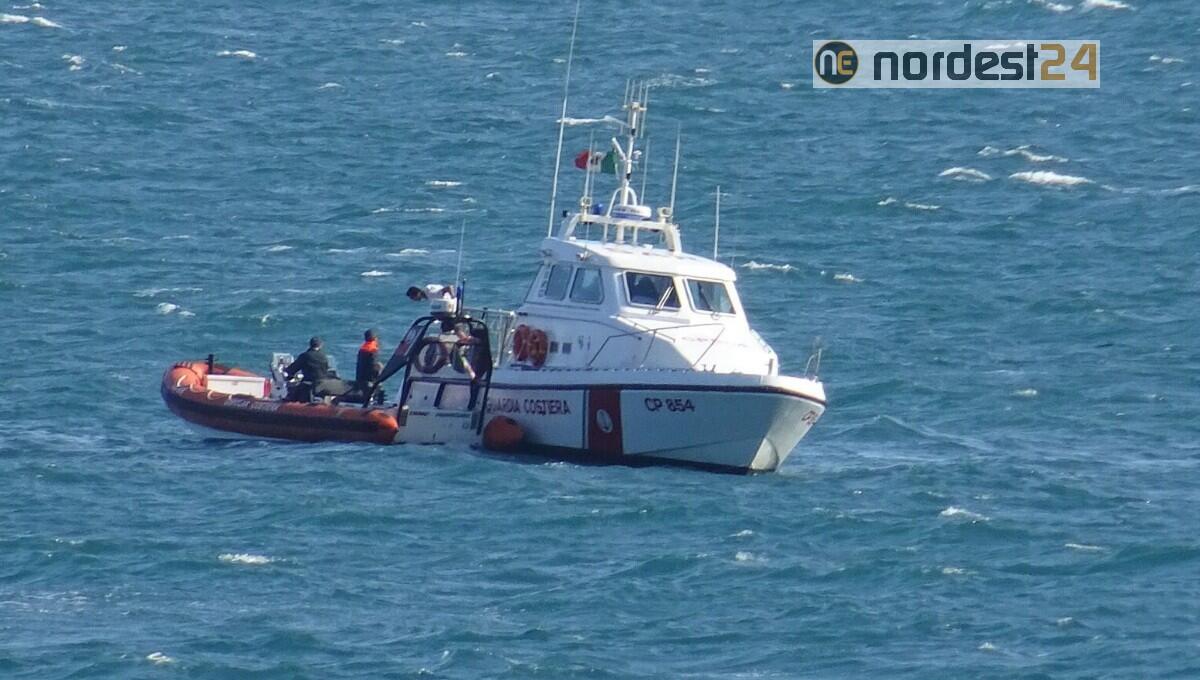 Barca affonda al largo di Sistiana: padre morto, figlio disperso - 