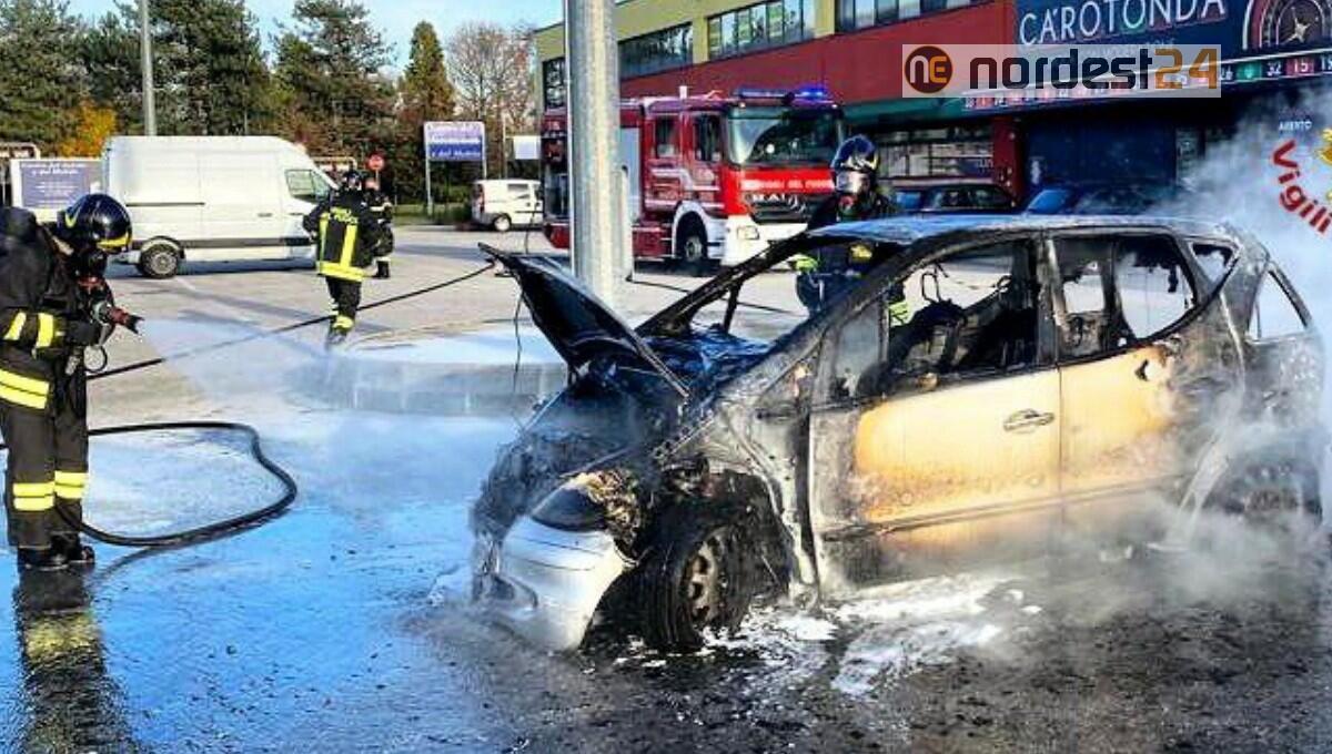 A fuoco un'auto a Prata di Pordenone: distrutta dalle fiamme - 