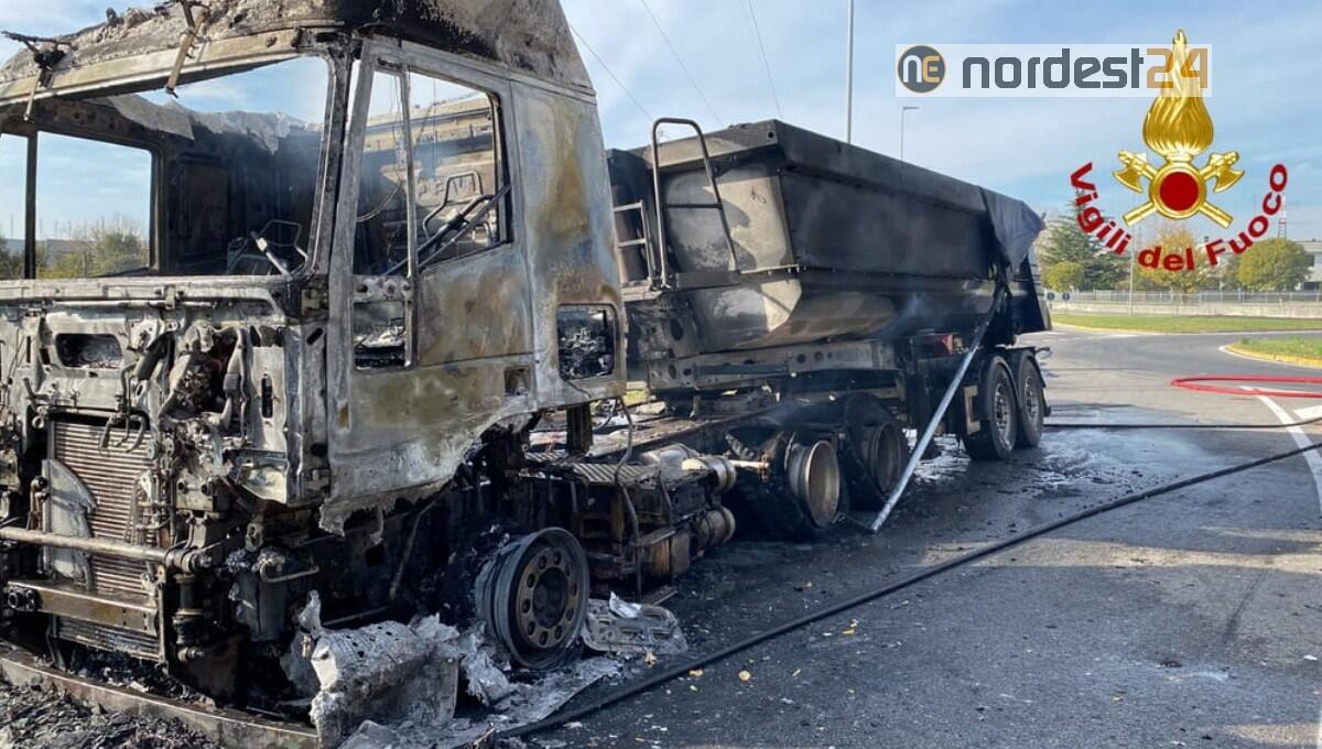 Autoarticolato a fuoco a Monfalcone: autista scende in tempo - 