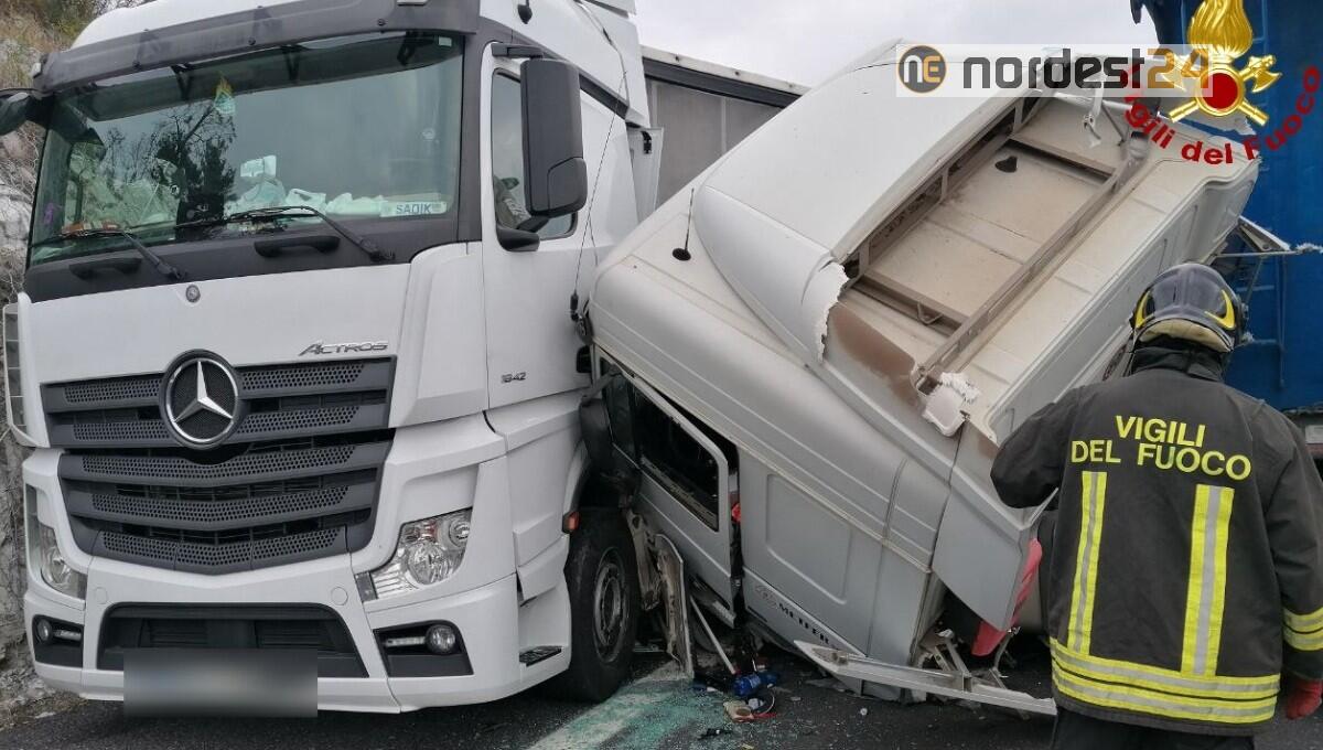 Violento scontro tra 3 camion sul raccordo RA13 tra Sistiana e Duino - 