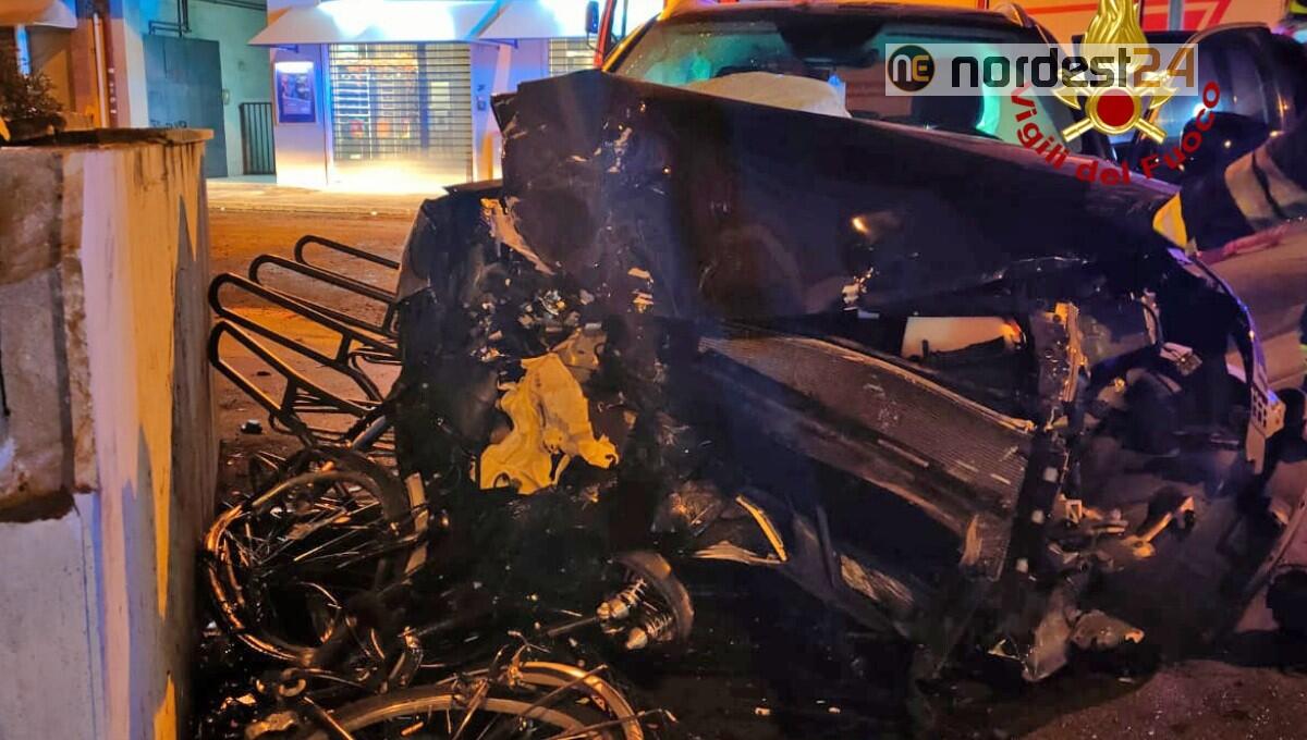 Sbanda con l'auto e finisce contro una rastrelliera di biciclette: nessun ferito - 