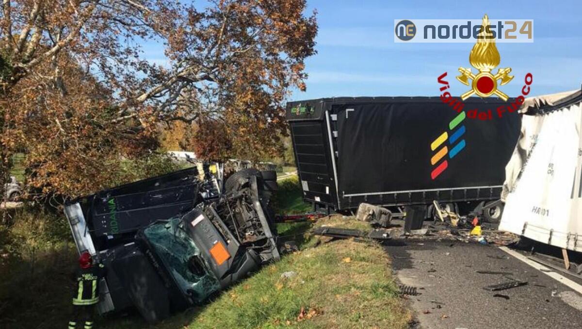 Scontro tra 2 mezzi pesanti e 3 auto: feriti alcuni automobilisti - 