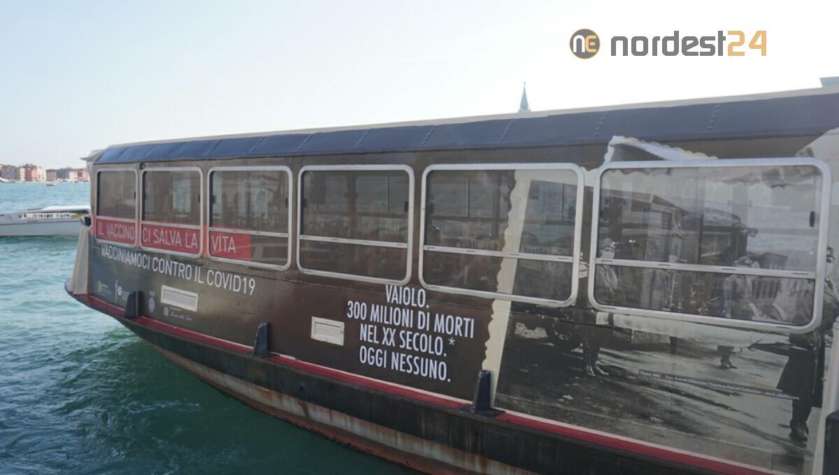 Un vaporetto solca le acque della laguna con un messaggio forte al  mondo: il vaccino salva le vite - 