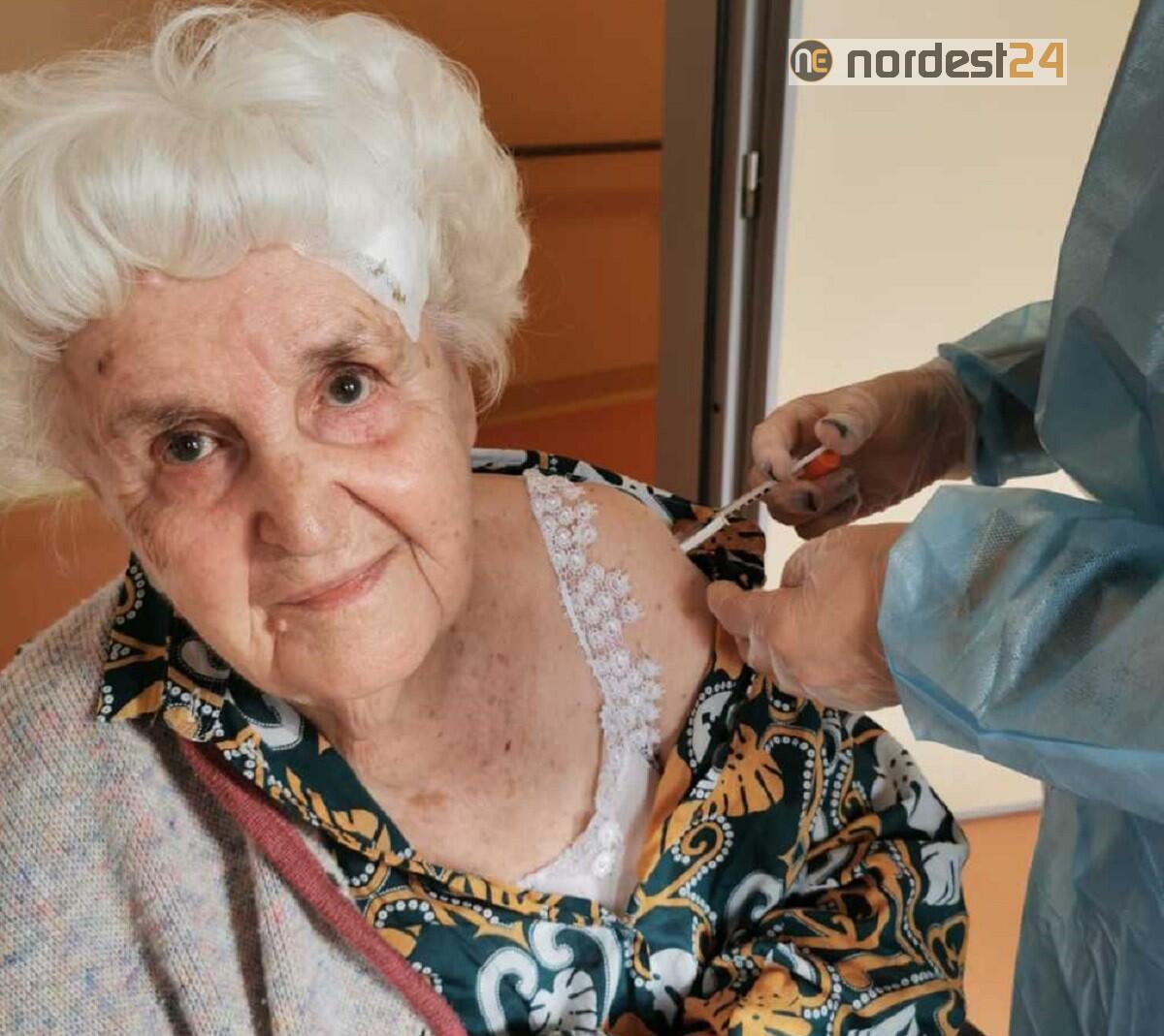 Risano, terza dose del vaccino anti-Covid agli ospiti e operatori della Rsa “Giacinto Blasoni”. Tra questi anche nonna Angelina di 101 anni - 