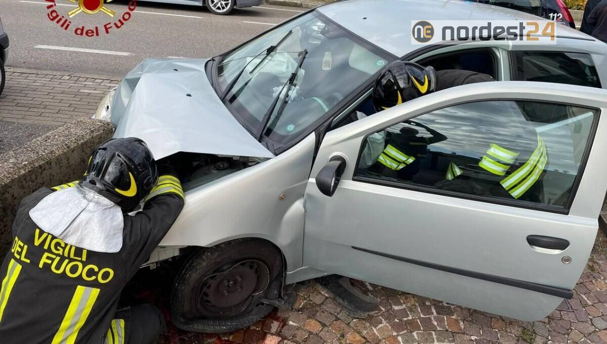 Perde il controllo dell'auto e finisce contro un muretto:  ferito - 