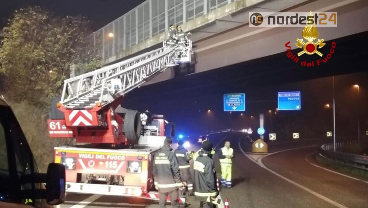 Piovono calcinacci dal ponte del cavalcavia: nessun ferito - 