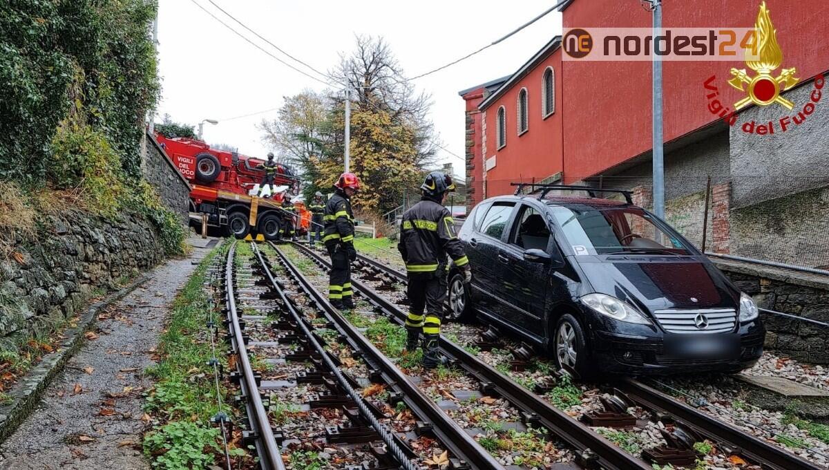 Con l'auto sui binari del tram: tenta di percorrere un tratto e rimane bloccato - 