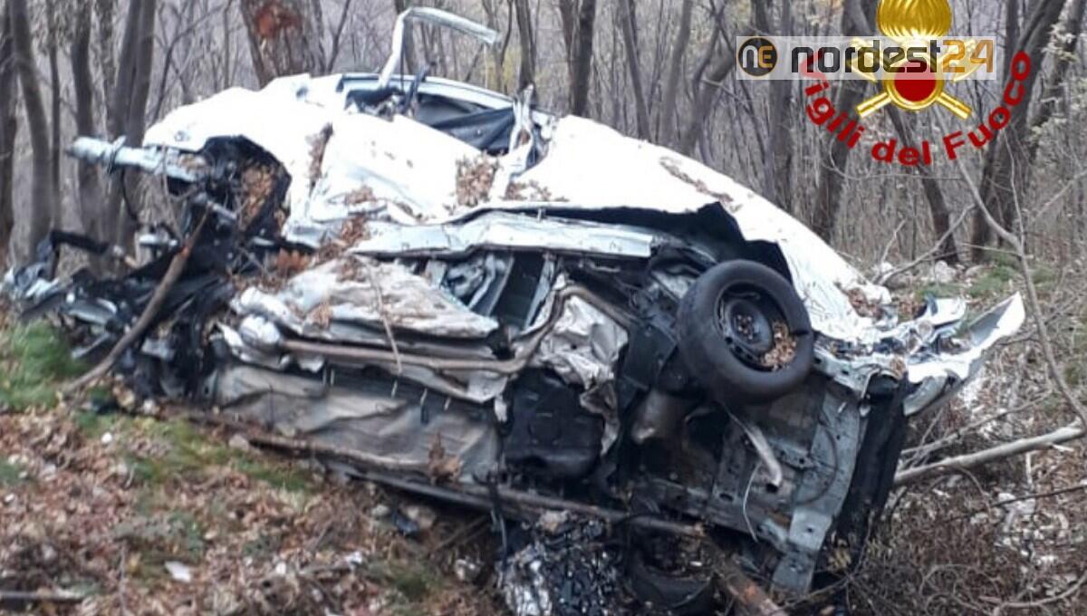 Cadavere in un furgone finito nel dirupo: lo trova l'elicottero dei pompieri - 