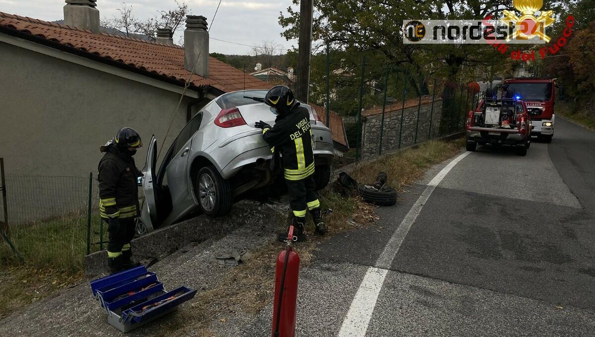 Perde il controllo dell'auto e finisce sospeso su un muretto - 
