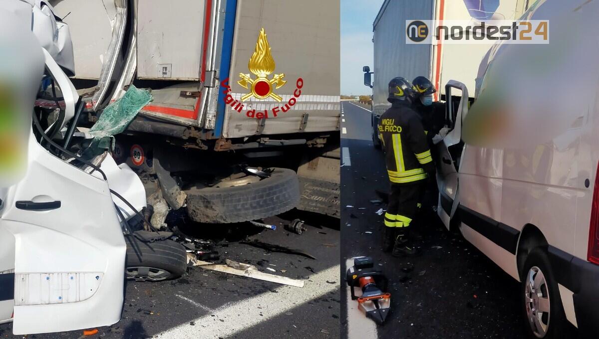 Tragedia in A4, furgone tampona un camion: un morto - 