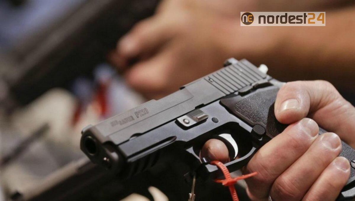 Entra in un bar e semina il panico con una pistola: era finta, denunciato - 
