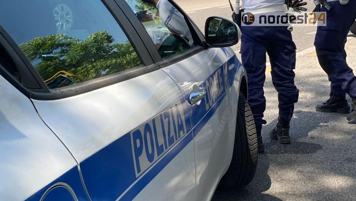 Ruba un cellulare, la identificano grazie alle videocamere della Piazza - 