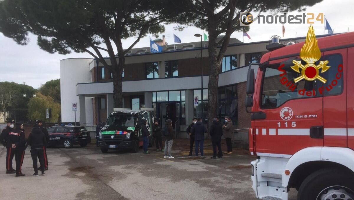 Incidente sul lavoro, esplode bombola al Palazzo del Turismo: muore tecnico specializzato a Jesolo - 