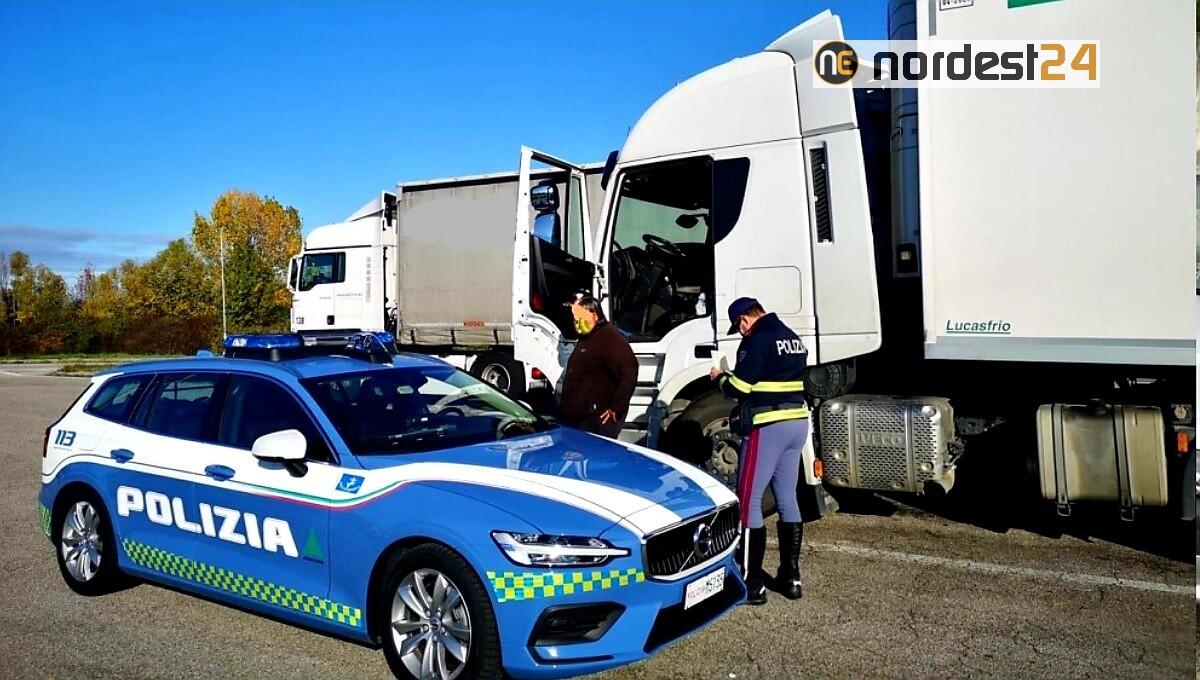 Camionista ubriaco in A4 alla guida zigzagando pericolosamente - 