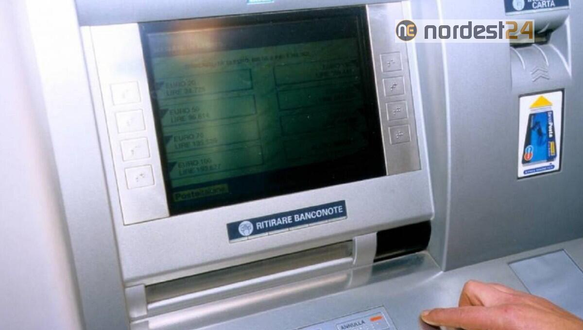 Ruba la borsetta nell'auto e viene arrestato mentre preleva al bancomat - 