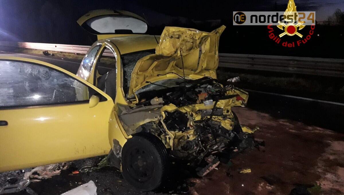 Scontro frontale tra auto e furgone: deceduta un'automobilista - 