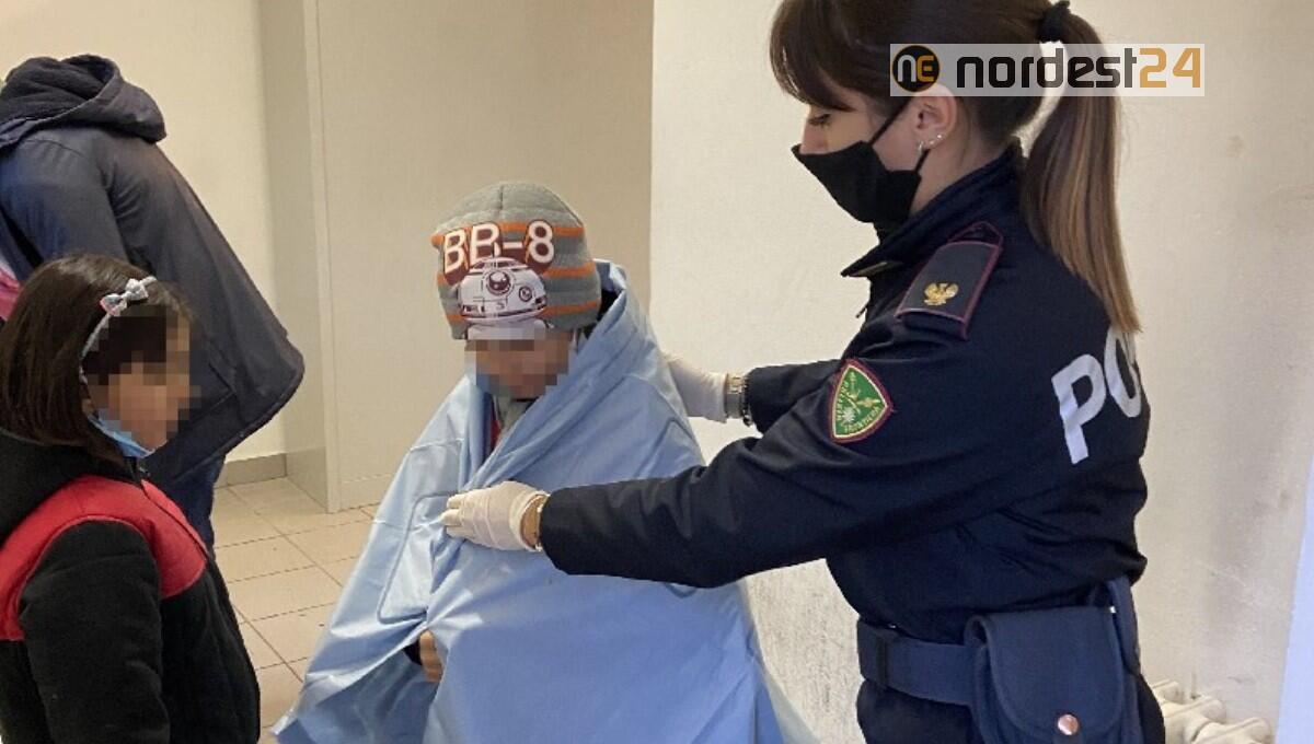 Rintracciata famiglia afghana con 3 figli di 7 e 9 anni e neonato di 6 mesi - 