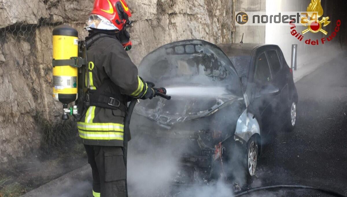 Auto in fiamme sul raccordo RA13: si salvano il conducente e il cane - 