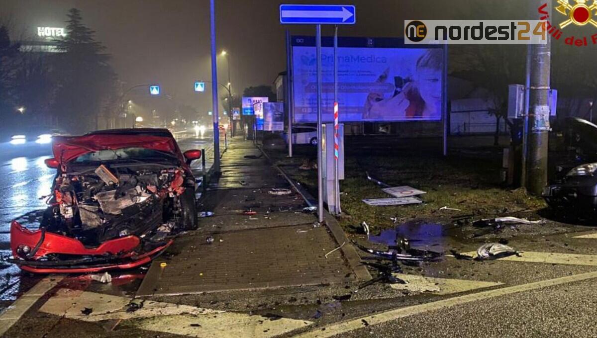 Violento scontro tra due auto nella notte: un ferito - 