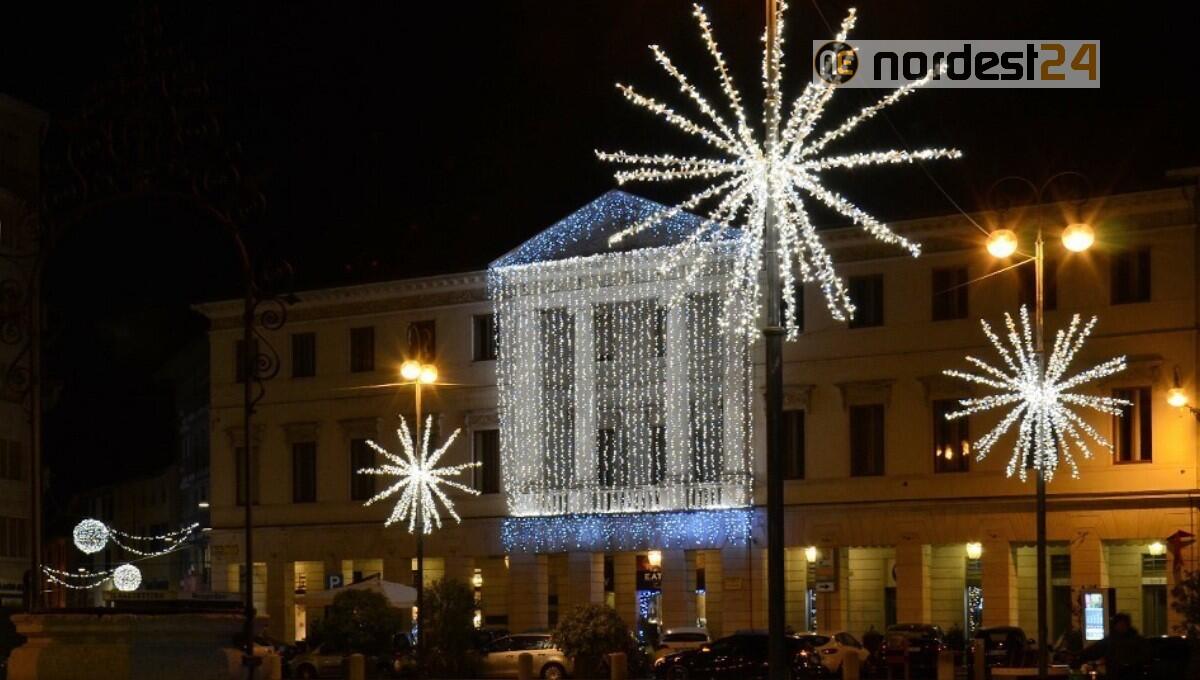 Luci a Natale, palazzo Kechler e Piazza XX Settembre illuminate dal gruppo Sereni Orizzonti - 