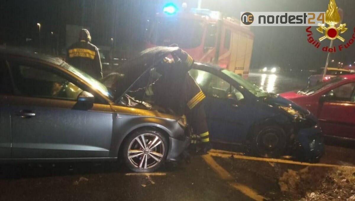 Scontro tra 3 auto a Maniago: ferita una donna, incastrata tra le lamiere - 