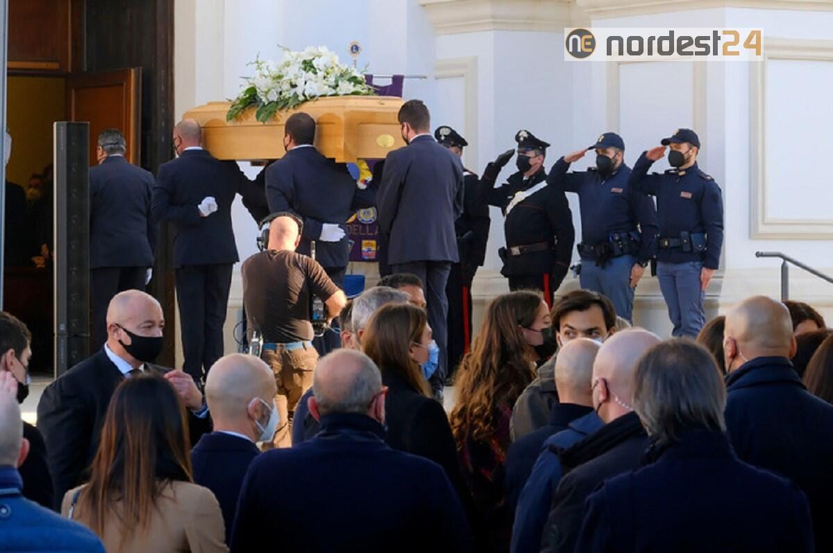 Ennio Doris, folla a Tombolo per i funerali del banchiere - 