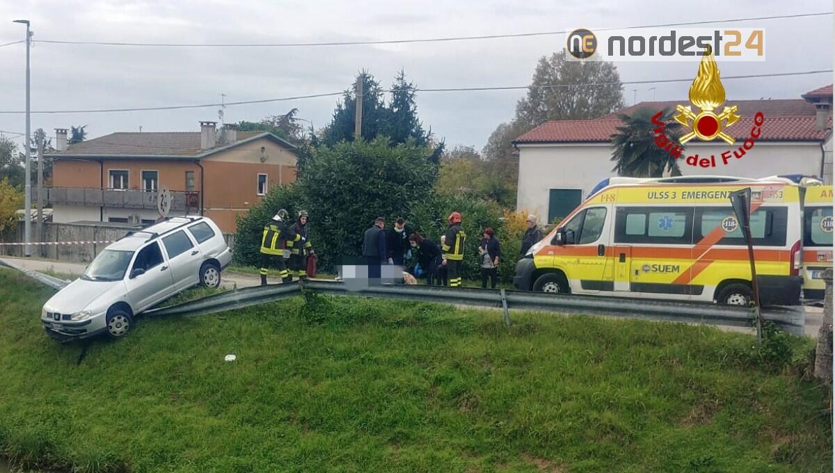 Sfonda il guard rail e rimane in bilico a rischio scivolamento nel canale - 