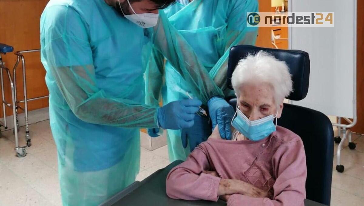 A 101 anni la Signora Aikaterini riceve la terza dose del vaccino anti-Covid-19 - 