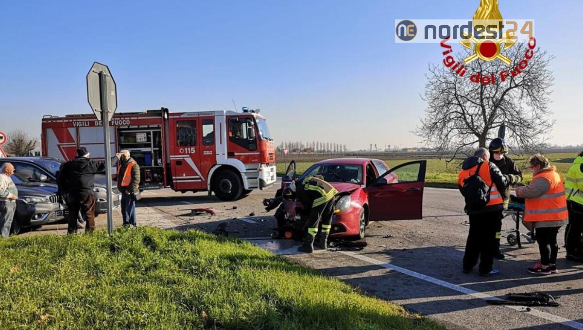 Incidente stradale tra tre auto: una persona ferita - 