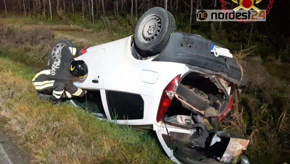 Finisce con l'auto ribaltata nel fossato rimanendo incastrato: soccorso - 