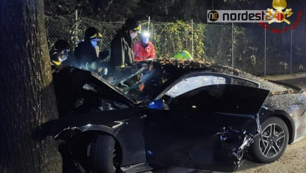 Violento schianto contro l'albero a Pordenone: 4 persone ferite - 
