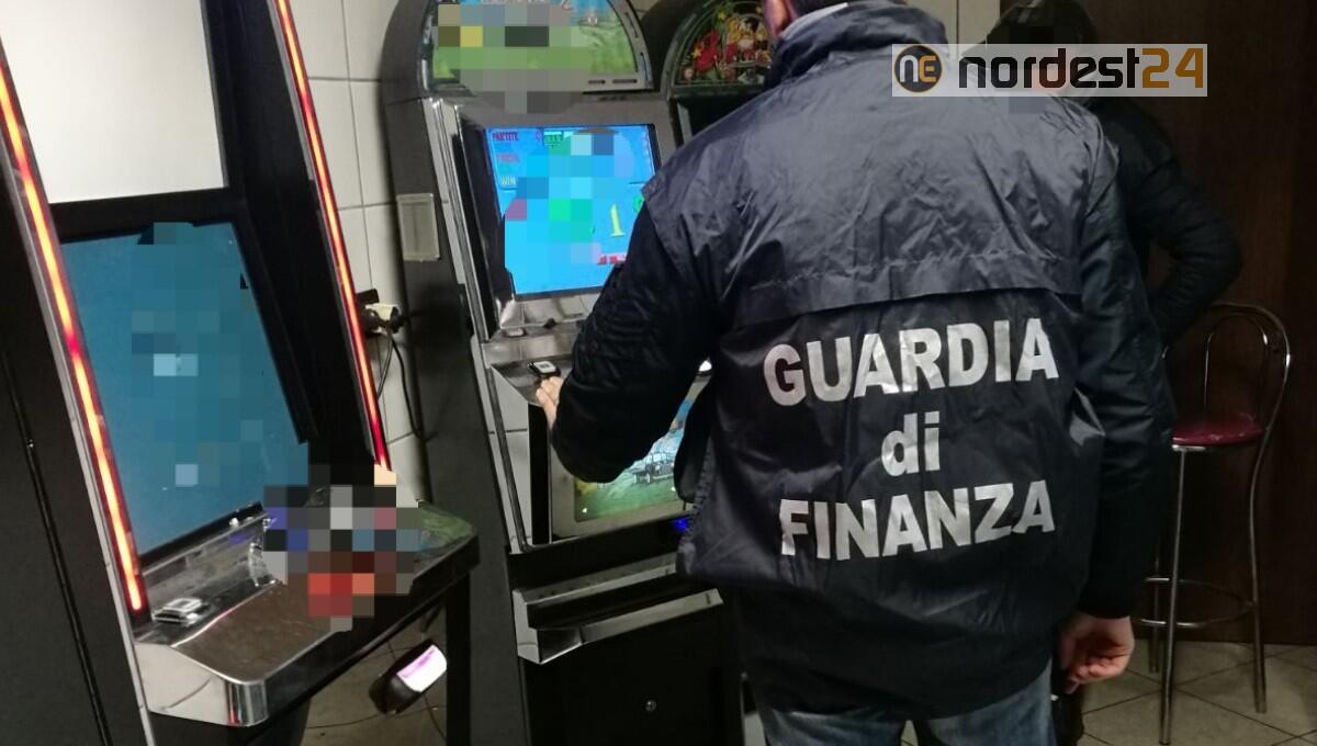Gioco illegale, sequestrati 7 "totem" nella sala slot: multa da un milione di euro - 