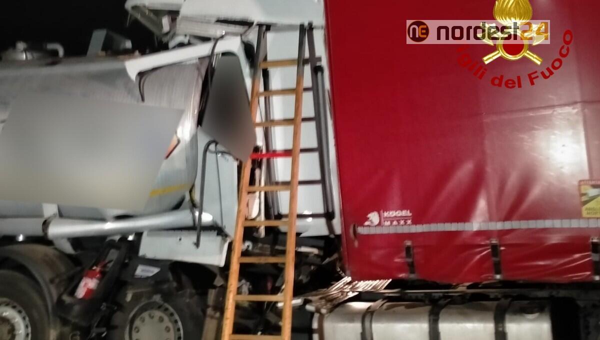 Tragedia in A4, tamponamento tra mezzi pesanti: deceduto un autista - 