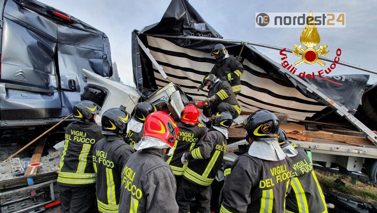 Tamponamento in A4 di una bisarca da parte di un furgone: ferito l’autista - 