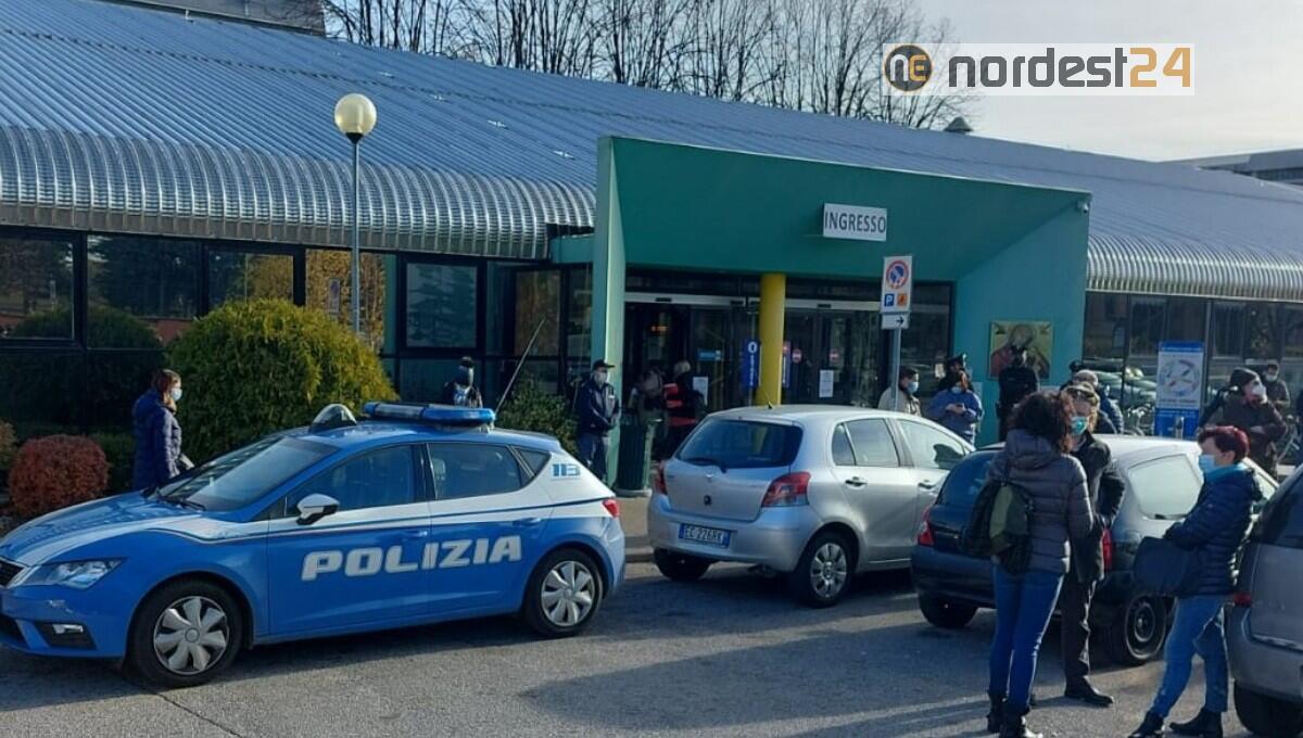 No vax vogliono occupare la Direzione sanitaria dell'ospedale: bloccati dalla Polizia - 