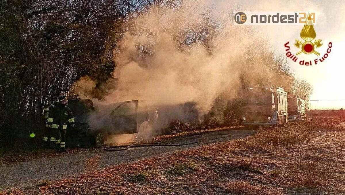 Auto a fuoco a Montereale Valcellina: veicolo distrutto - 