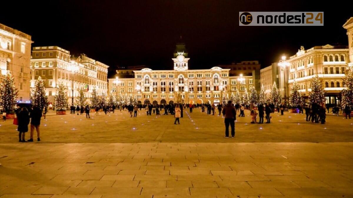 In piazza Unità a Trieste  accese ufficialmente le luci natalizie degli abeti e luminarie - 