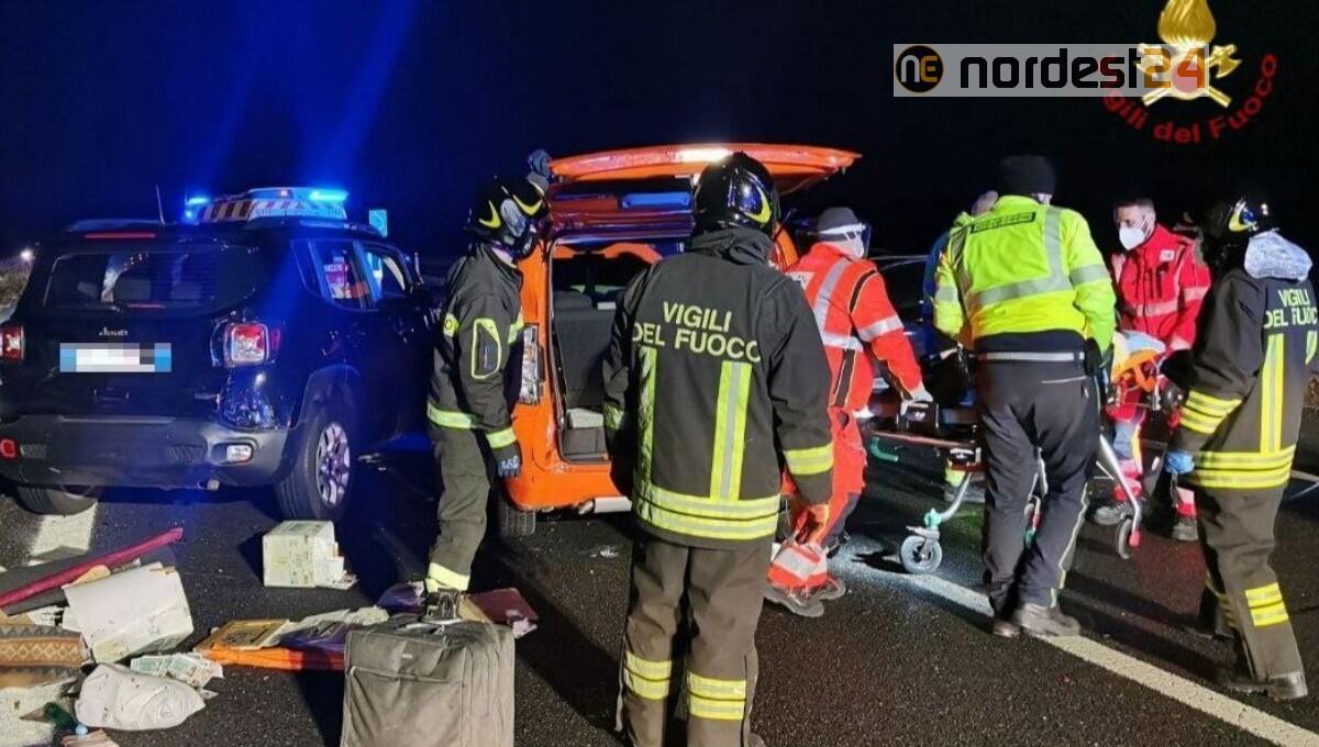 Incidente tra 4 auto in A28: soccorsi quattro feriti, uno è grave - 